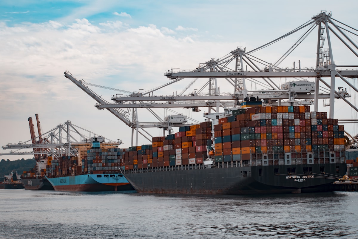 Port-conteneurs en chargement pour les destinations du Golfe depuis la Chine